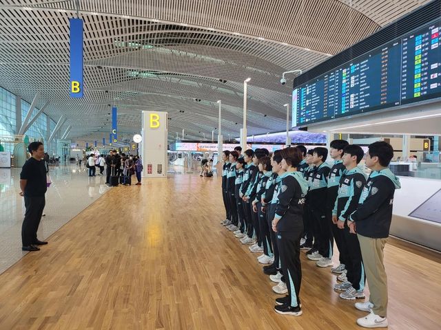 선수들에게 이야기하는 이태성(맨 왼쪽) 탁구협회장