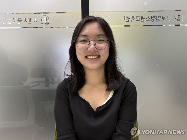 "화학·신소재 연구원이 되는 것이 꿈"이라 말하며 웃는 김영현 양