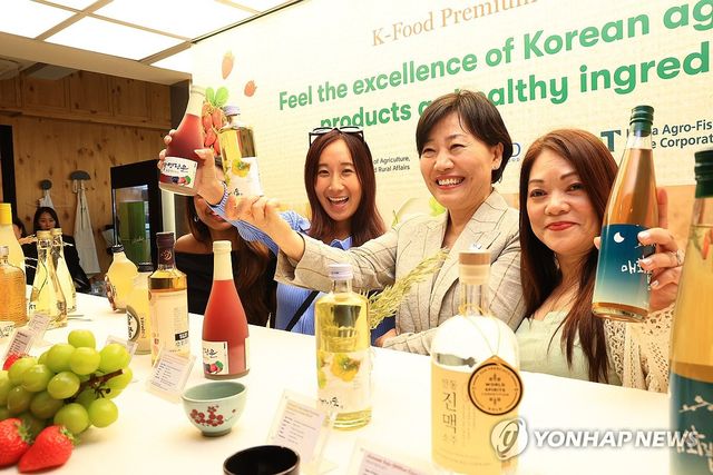 전통주 들고 기념 촬영하는 송미령 장관