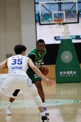 건국대 농구부 선수 프레디 무티바 