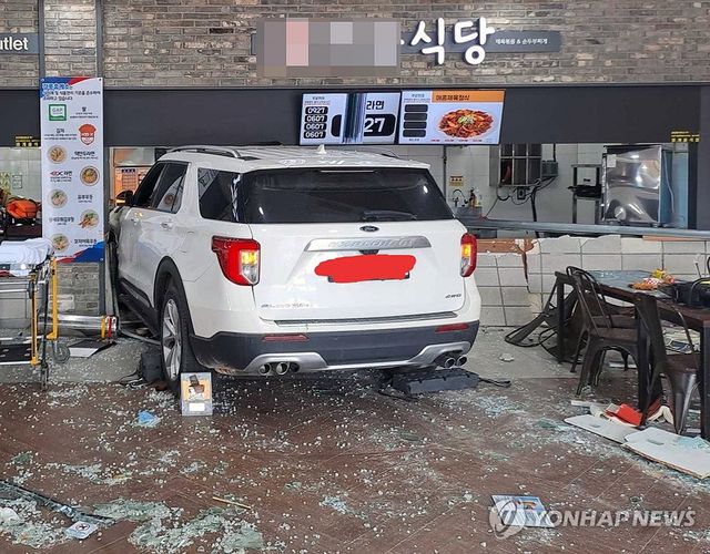 강릉 대관령휴게소 식당가에 SUV 돌진…16명 다쳐