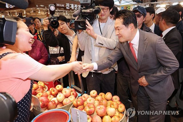 전통시장 상인과 인사하는 장동혁 대표