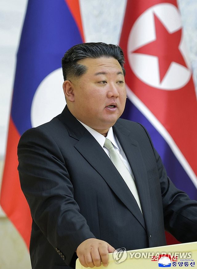 연회에서 연설하는 김정은