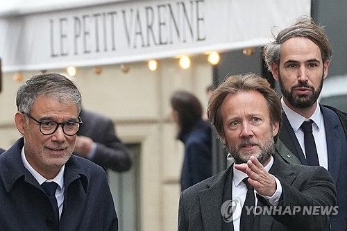 사임한 세바스티앵 르코르뉘 총리와 회동하러 가는 사회당 지도부 