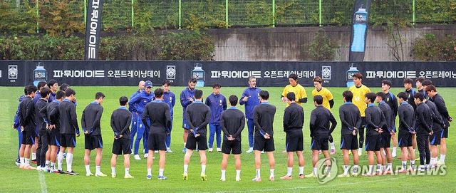 훈련 설명하는 홍명보 감독