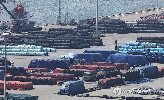 경기도 평택항에 쌓여 있는 철강 제품