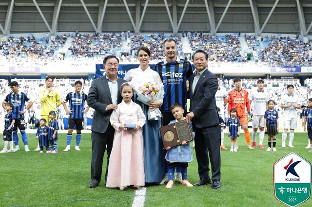 인천 명예 시민증을 받은 무고사.