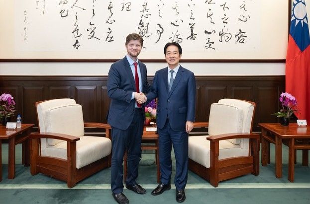 미국 라디오프로그램 진행자와 인터뷰 후 기념 촬영하는 라이칭더 대만 총통