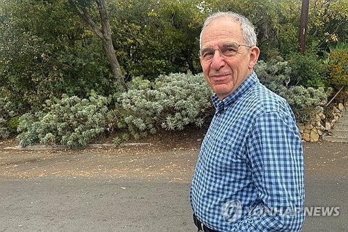 노벨 물리학상 수상자인 미셸 드보레 예일대 교수