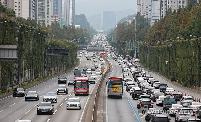 추석 연휴 첫날 귀성 행렬