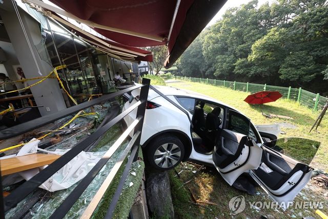 용인 수지구서 차가 카페로 돌진…10여명 부상