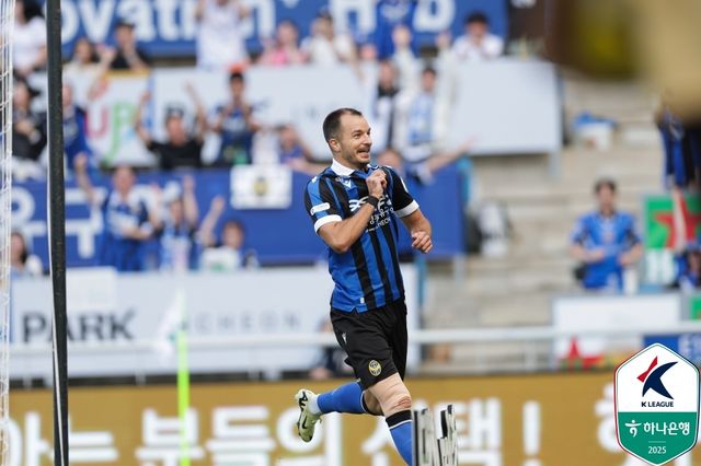 골 세리머니 하는 인천 무고사.