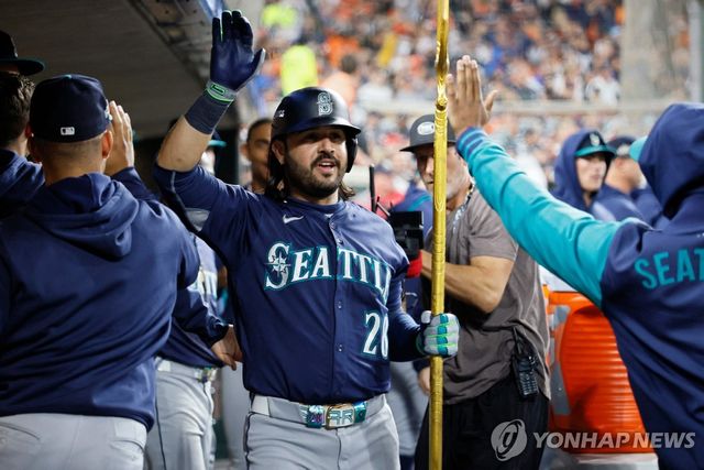 4회 홈런을 때린 시애틀 에우제니오 수아레스