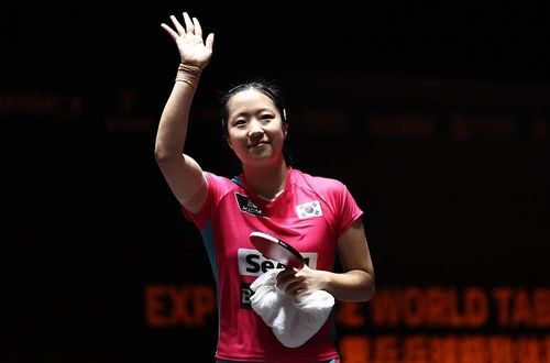 승리 후 팔을 들어 인사하는 신유빈