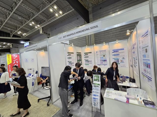 KIST 이노폴리스 홍릉 서울 부스(사진 오른쪽)와 서울대 부스