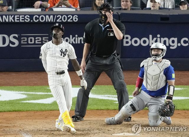 홈런을 때린 뒤 타구를 지켜보는 양키스 재즈 치점 주니어