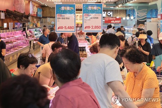 농협하나로마트에서 장보는 시민들