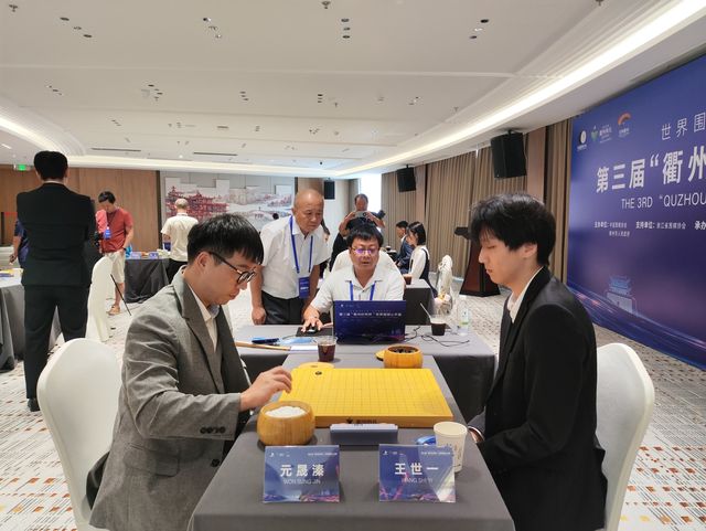 원성진(왼쪽) 9단이 란커배 16강에서 중국 왕스이 8단에게 패했다.