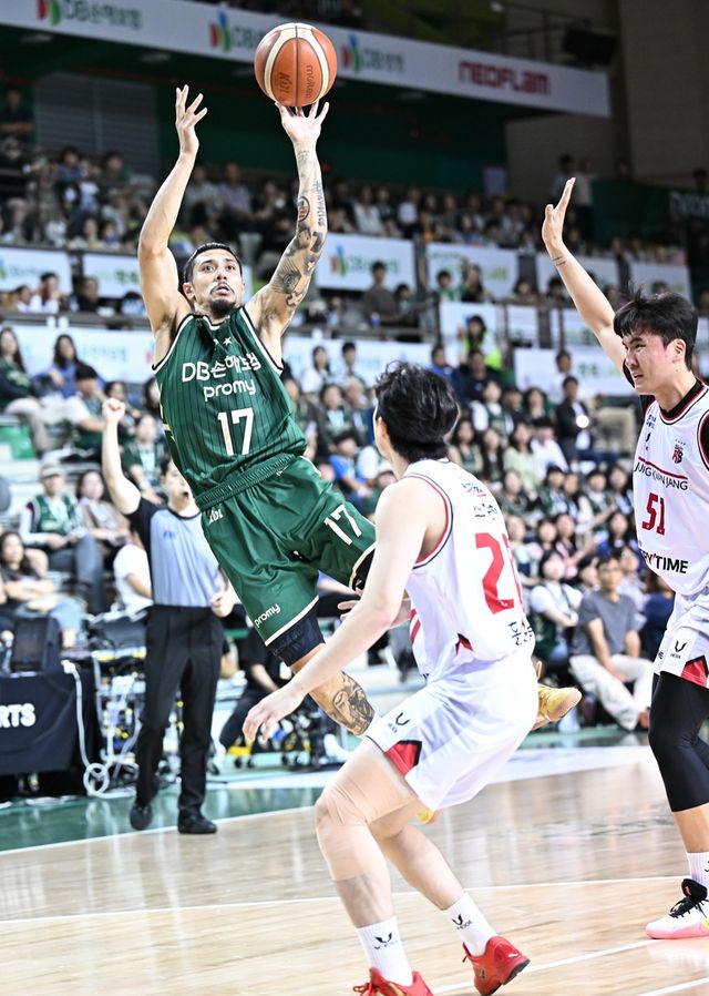 슛 시도하는 이선 알바노