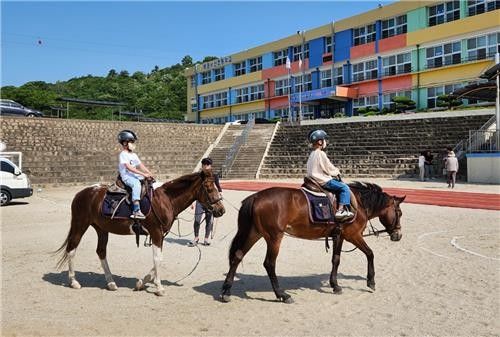 작은학교 학생들의 승마체험