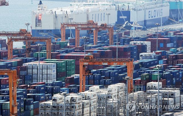 경기도 평택항에 쌓여있는 컨테이너 박스들