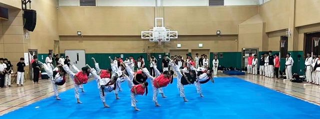 주말 학교 체육관에서 훈련하는 태권도 시범단