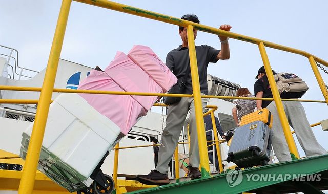 여객선 오르는 승객들