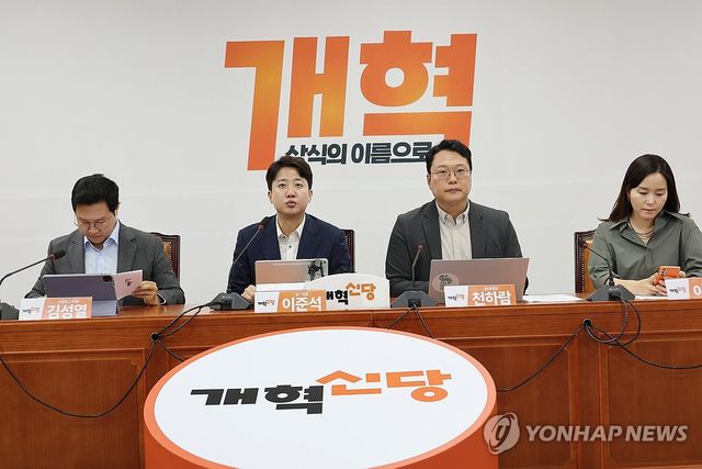 발언하는 이준석 대표