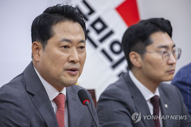 기자간담회에서 발언하는 장동혁 대표