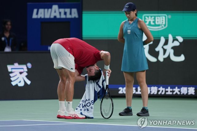 더위에 힘들어하는 조코비치(왼쪽)