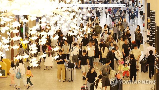 관광객으로 붐비는 제주공항