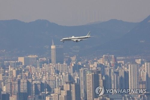 '아시아 대기질 공동 조사' 일환으로 작년 2월 26일 대기질 측정 장비가 설치된 미 항공우주국(NASA)의 연구용 DC-8 항공기가 서울 도심 위를 지나고 있다. [연합뉴스 자료사진]