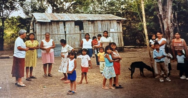 김용숙 씨와 대나무로 지은 성당