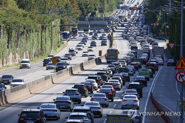긴 연휴에 여전히 붐비는 하행선