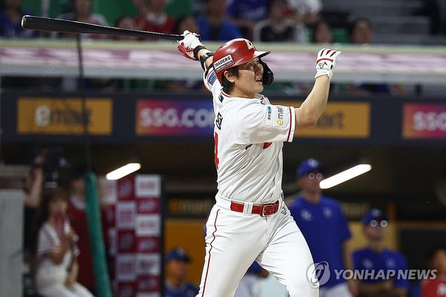 최정 '어디까지 날아가나'