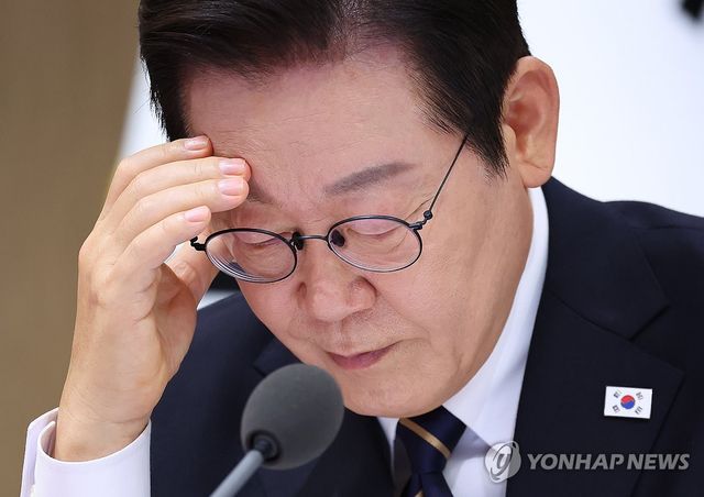 자료 살펴보는 이재명 대통령