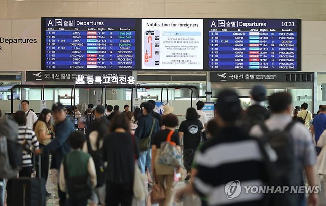 추석 연휴 막바지…붐비는 제주공항