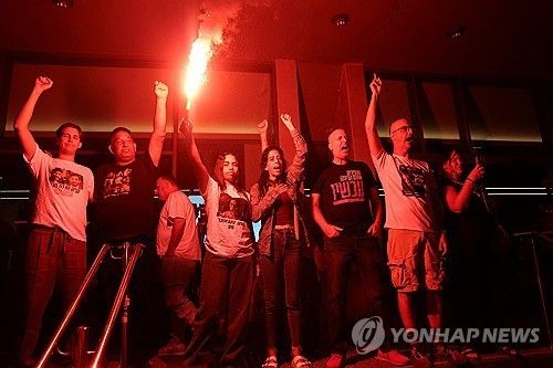 휴전 합의 소식에 기뻐하는 이스라엘 인질 가족