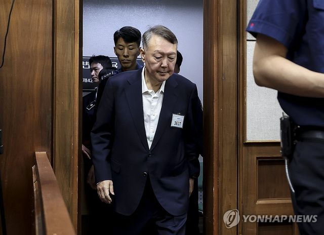법정 들어서는 윤석열