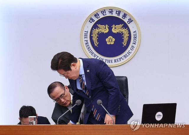 의자 높이 조절 도와주는 위성락 실장