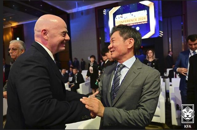 잔니 인판티노 FIFA 회장과 인사하는 정몽규 대한축구협회장(오른쪽).