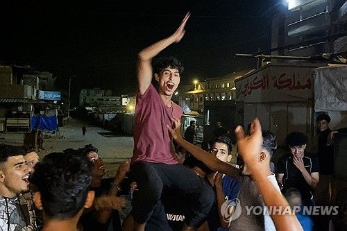 1차 휴전 합의 소식에 기뻐하는 가자 주민들