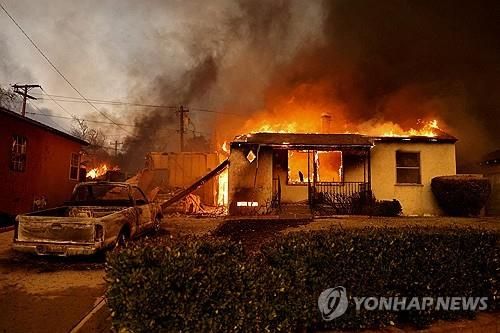 1월 LA산불때 불타는 가옥