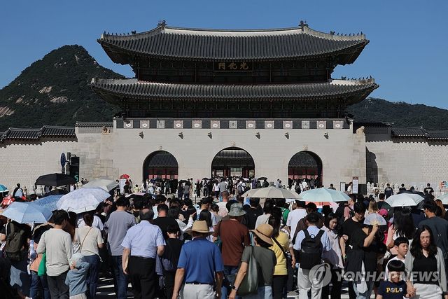 가족들과 관광객으로 붐비는 경복궁