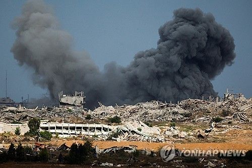1단계 휴전 합의 발표 후에도 가자지구에서 피어오르는 검은 연기
