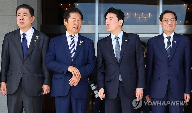 이야기 나누는 환송 인사들