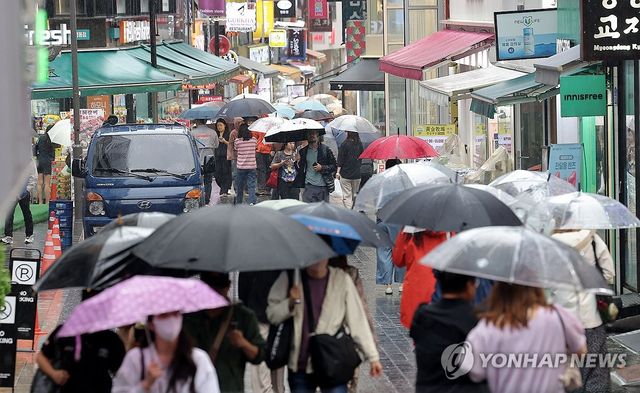 명동 거리 우산 행렬
