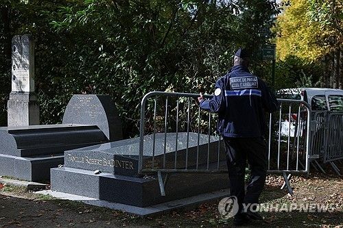 안장식을 앞두고 페인트 낙서 공격을 당한 바댕테르 전 장관 묘비