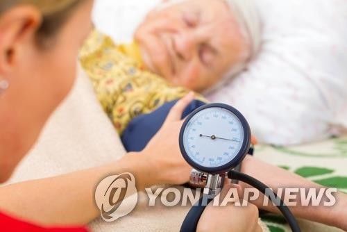 노인 혈압 측정