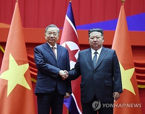 베트남 최고지도자인 또 럼 베트남공산당 서기장과 김정은 북한 국무위원장